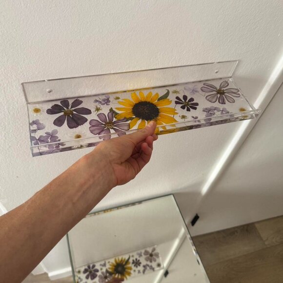 Acrylic floating shelf with real hand picked and pressed flower design - Picture 5 of 7